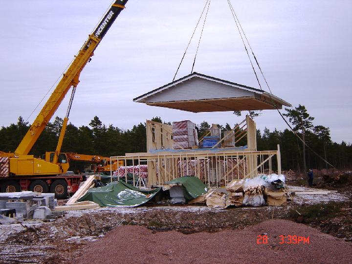 Tammikuu Solberget  2008 Henkka 004.jpg - här lyfts taket, med tegel och färdigmålad panel på plats
